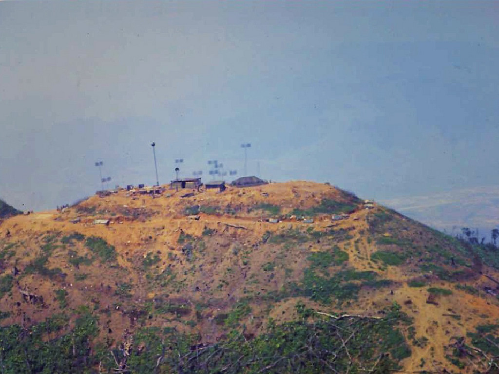 Mỏm còn lại là nơi đặt các trạm thông tin liên lạc của quân đội Mỹ.