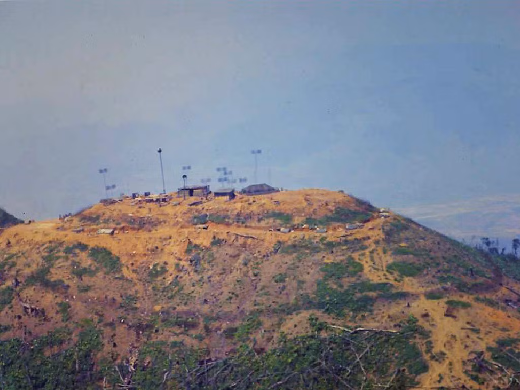 Mỏm còn lại là nơi đặt các trạm thông tin liên lạc của quân đội Mỹ.