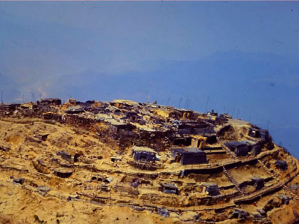 Mỏm núi chính dày đặc lô cốt, hầm hào, là nơi đồn trú của các đơn vị hỏa lực.