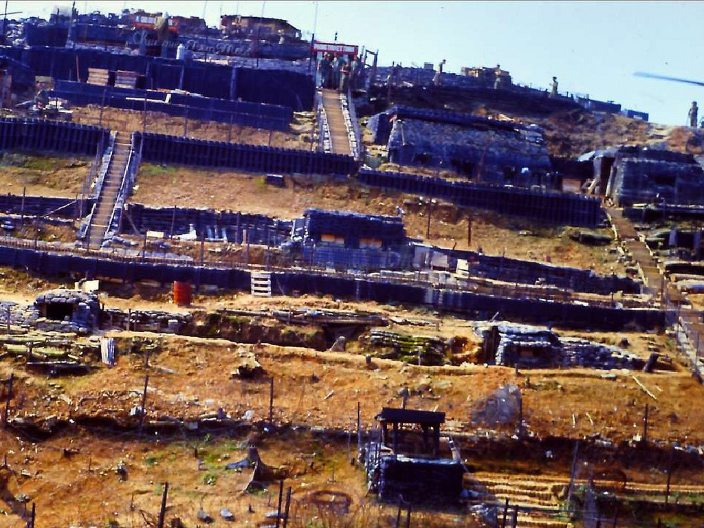 Các công trình được xây dựng trên độ dốc lớn, kết nối với nhau bằng hệ thống bậc thang.