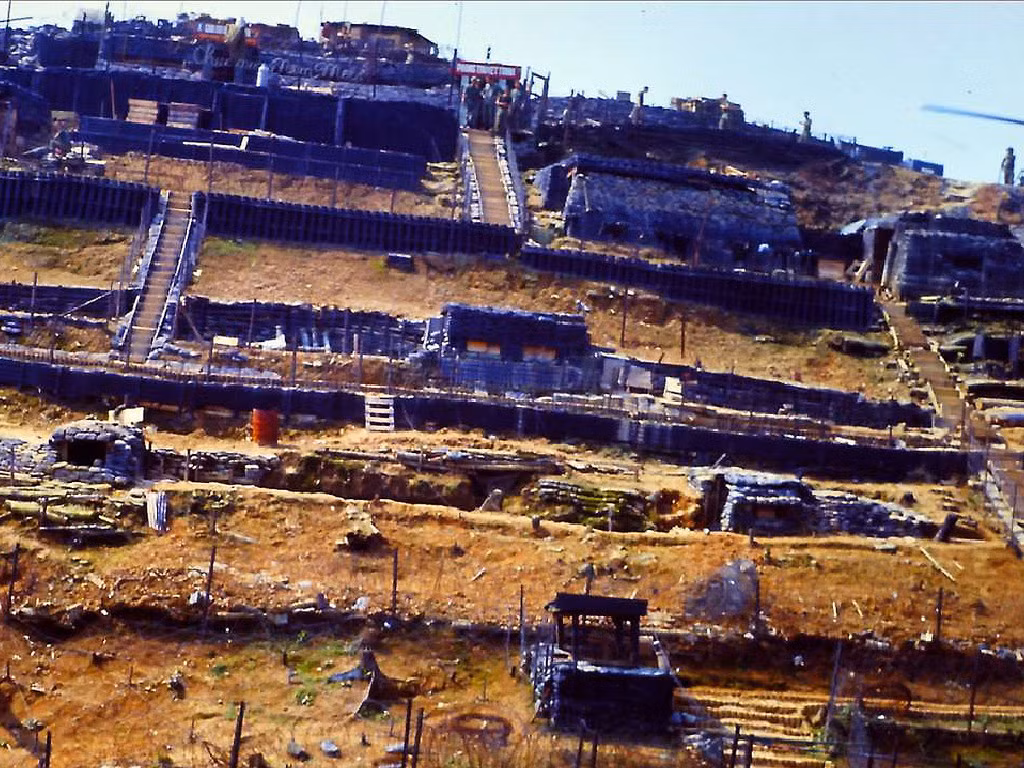 Các công trình được xây dựng trên độ dốc lớn, kết nối với nhau bằng hệ thống bậc thang.