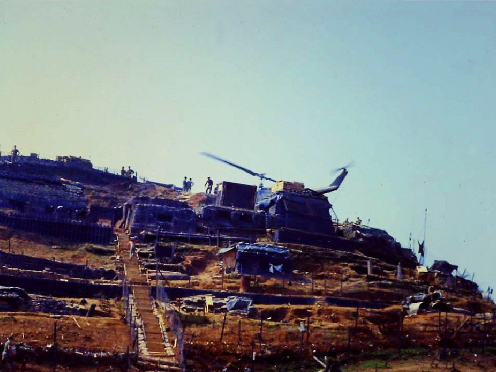 Bãi đáp trực thăng nằm ở một góc căn cứ.