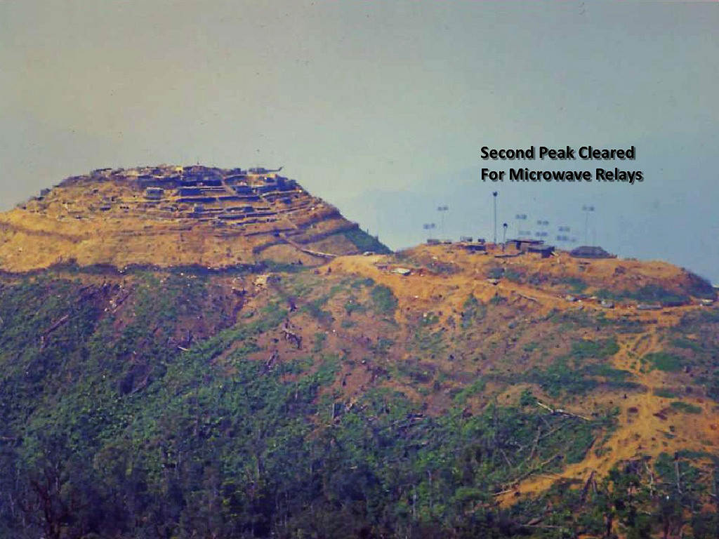 Toàn cảnh căn cứ Sarge trên hai mỏm núi bị "gọt sạch" cây cối.