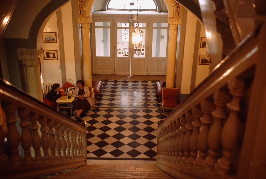 Trong một khách sạn có lịch sử lâu đời, nổi tiếng ở Aleppo. Ảnh: Magnum Photos.