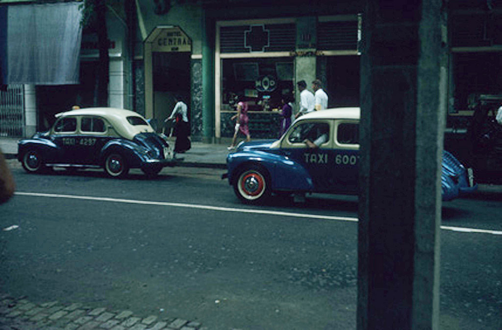 Xe taxi hai màu xanh - trắng đặc trưng của Sài Gòn xưa. Ảnh: Vietnam Center and Archive.
