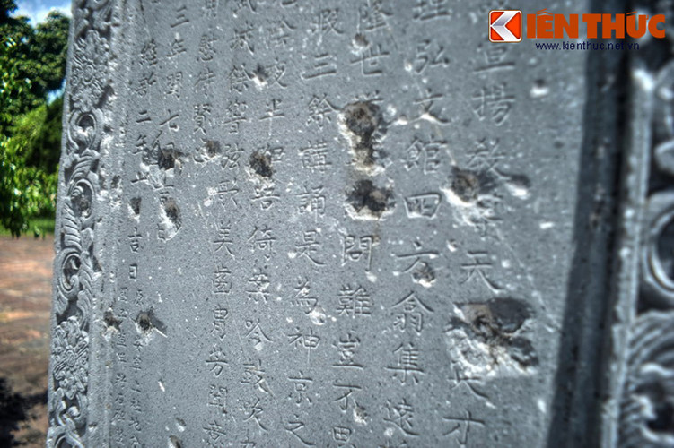 Những vết đạn thời chiến in trên tấm bia Huỳnh Tự Thư Thanh ở Quốc Tử Giám Huế. Bia khắc bài thơ Huỳnh tự thư thanh (Nghe tiếng đọc sách ở trường) của vua Thiệu Trị ca ngơi vẻ đẹp Quốc Tử Giám.