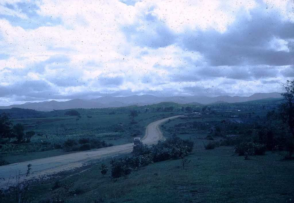 Con đường uốn lượn ở khu vực chân đèo. Ảnh: A70thvets.com.