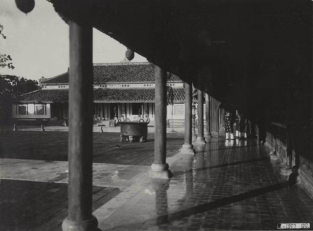 Từ hành lang Đại Cung Môn nhìn về nhà Tả Vu. Ảnh tư liệu.