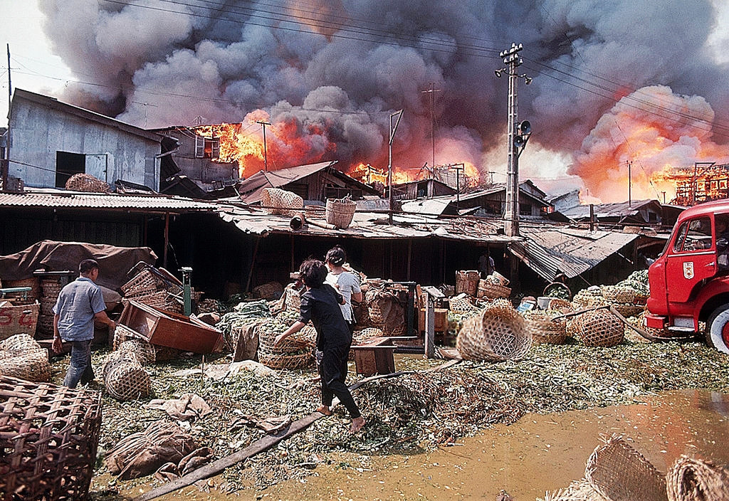 Nhiều tiểu thương cố gắng cứu hàng hóa khỏi vụ hỏa hoạn. Ảnh tư liệu.