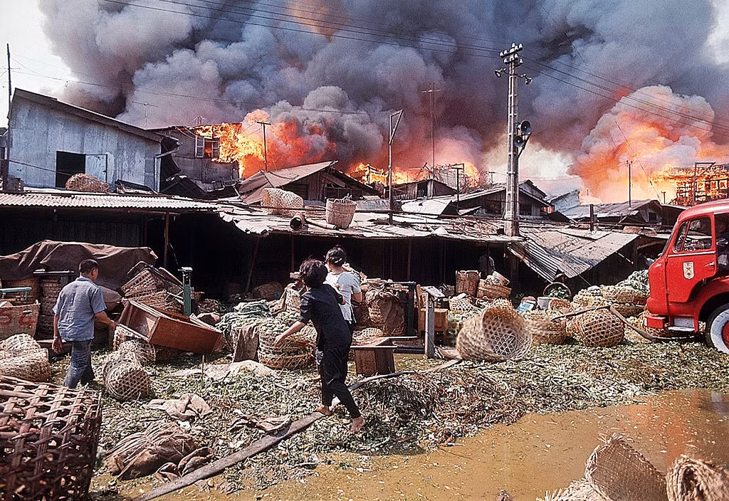 Nhiều tiểu thương cố gắng cứu hàng hóa khỏi vụ hỏa hoạn. Ảnh tư liệu.