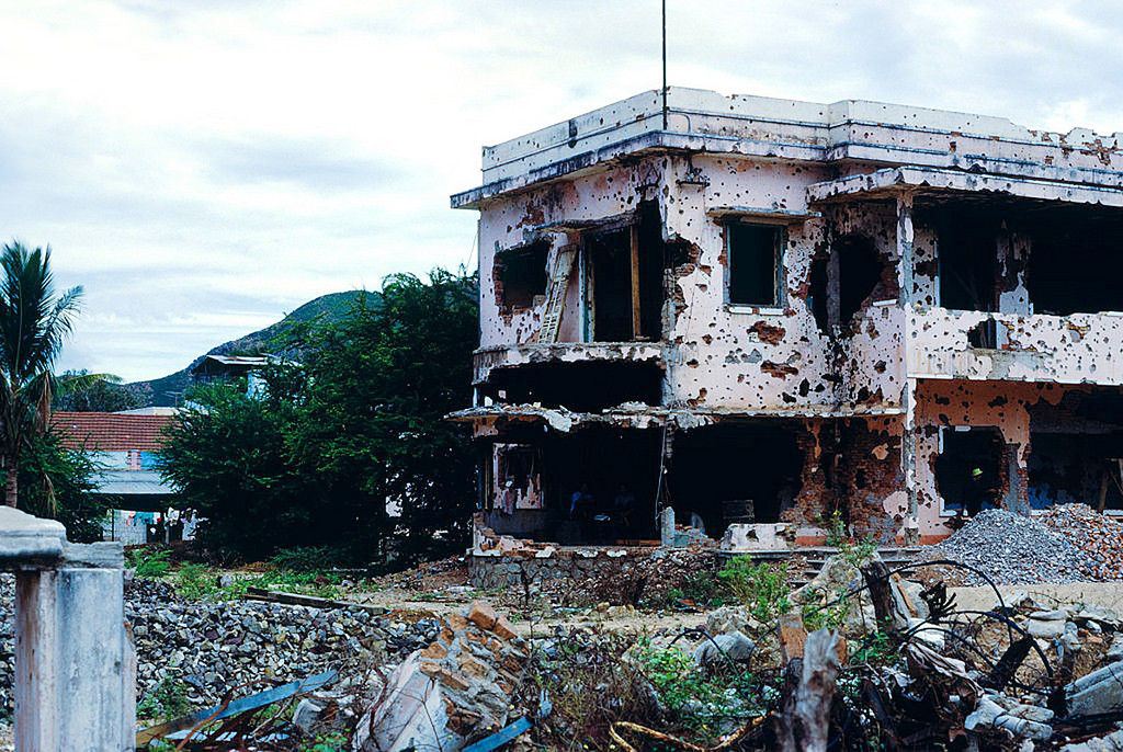 Cảnh tượng đổ nát tại Đài phát thanh Quy Nhơn sau chiến sự 1968. Ảnh: NZST.