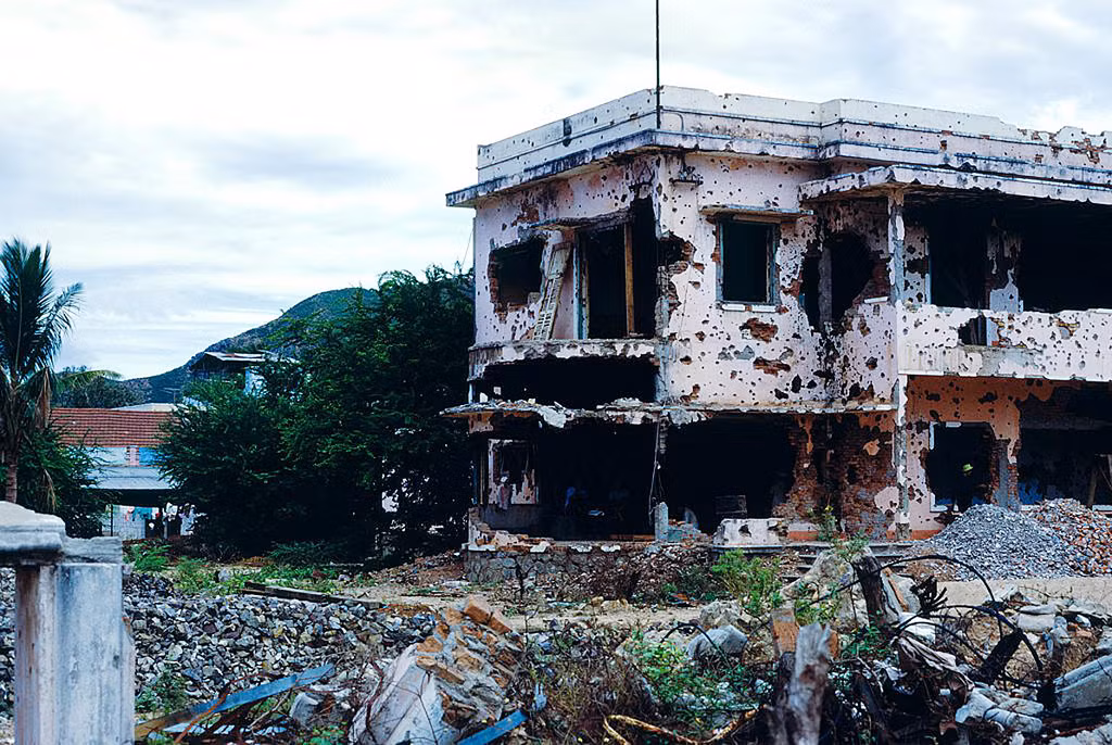 Cảnh tượng đổ nát tại Đài phát thanh Quy Nhơn sau chiến sự 1968. Ảnh: NZST.