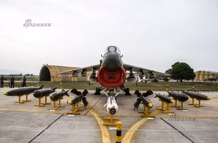 Buổi lễ tiễn biệt 15 chiếc A-7E và 2 chiếc TA-7C (biến thể huấn luyện) diễn ra tại căn cứ không quân Araxos với sự tham gia của nhiều quan chức chính phủ, quân đội Hy Lạp cùng người dân. Trong ảnh là là một trong các máy bay A-7 được trưng bày cùng các loại bom, tên lửa.