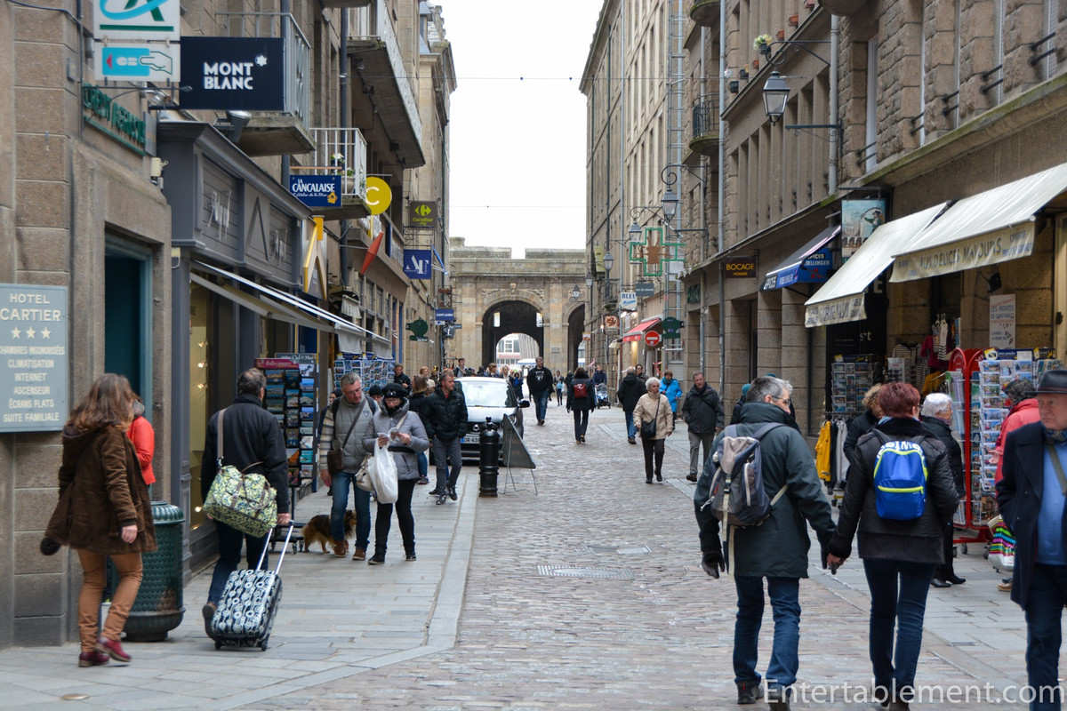 Đồng thời, đây là nơi trú ngụ của những tên cướp biển trong nhiều thế kỷ.
