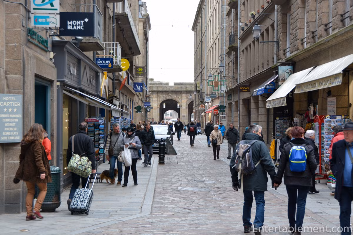 Đồng thời, đây là nơi trú ngụ của những tên cướp biển trong nhiều thế kỷ.