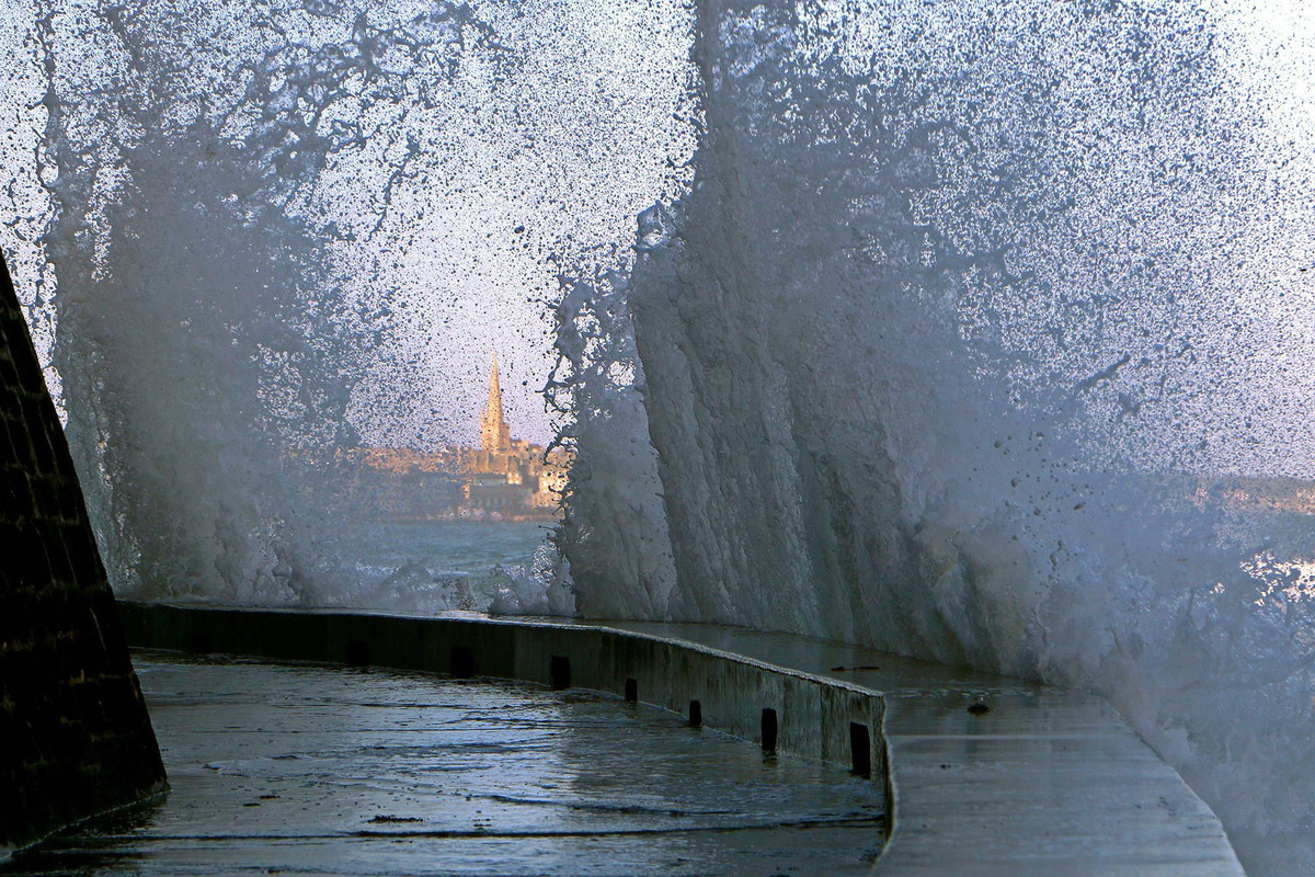 Hình ảnh những con sóng triều tấp vào đảo khiến nhiều người thích thú. Ảnh: France.