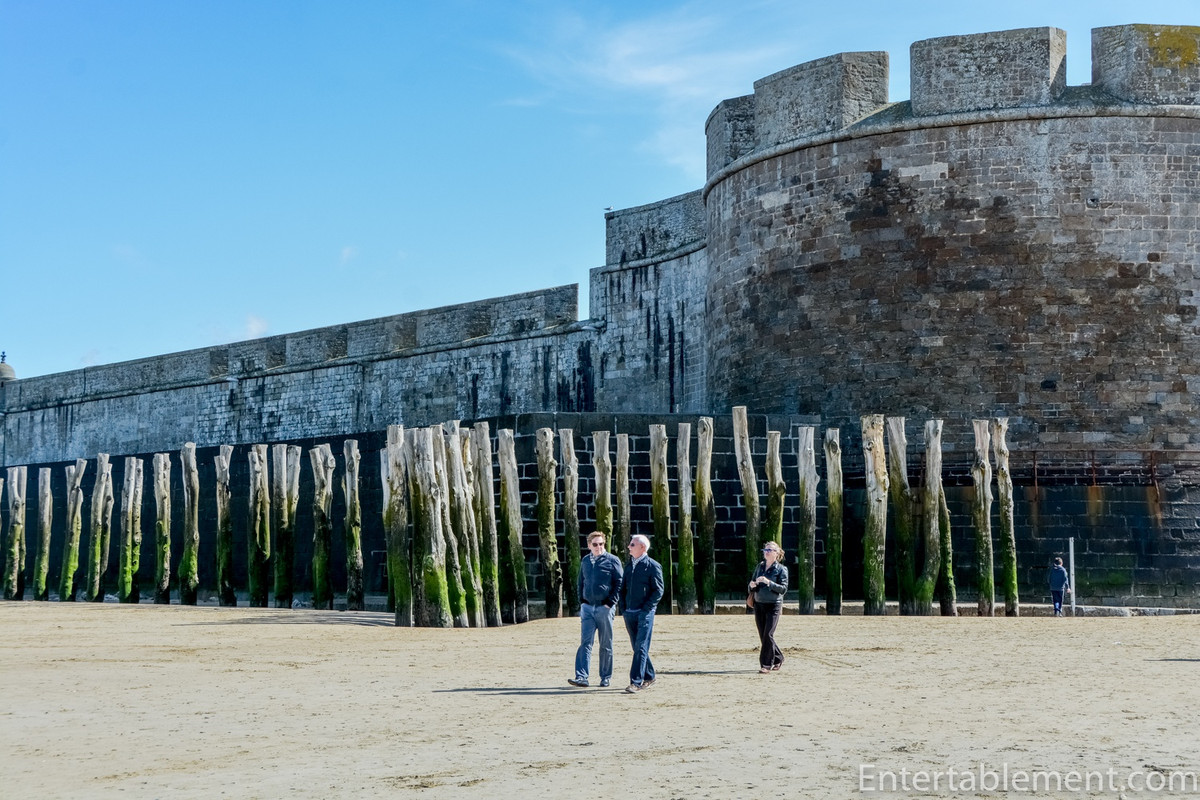 Hệ thống đê chắn sóng đã trở thành biểu tượng của thị trấn. Nơi đây có hơn 3.000 cọc gỗ cao 3m, được xây dựng từ thế kỷ 17. Sau gần 300 năm bị ngâm nước và sóng đánh liên tục, các cọc vẫn trong tình trạng sử dụng tốt. Ảnh: Entertablement.