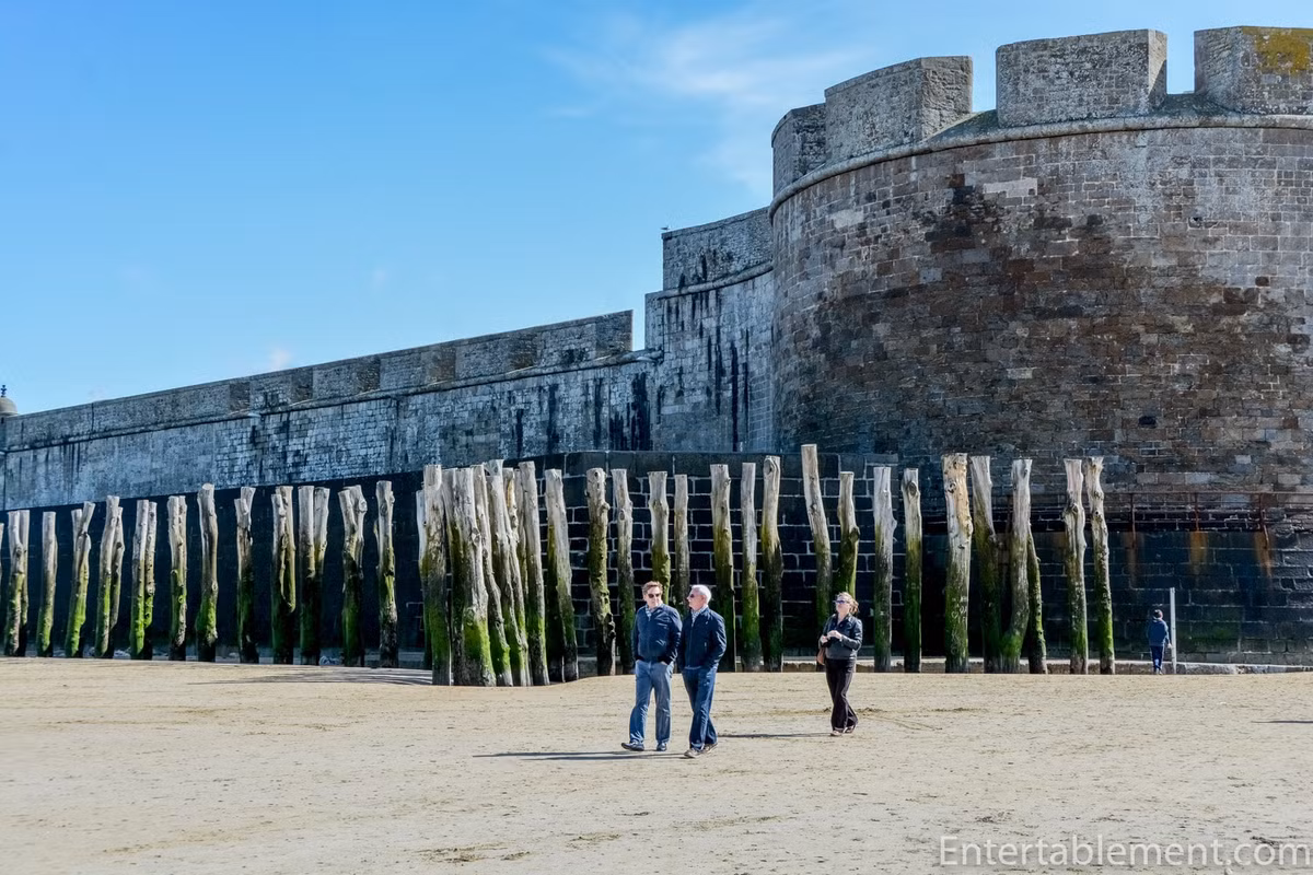 Hệ thống đê chắn sóng đã trở thành biểu tượng của thị trấn. Nơi đây có hơn 3.000 cọc gỗ cao 3m, được xây dựng từ thế kỷ 17. Sau gần 300 năm bị ngâm nước và sóng đánh liên tục, các cọc vẫn trong tình trạng sử dụng tốt. Ảnh: Entertablement.
