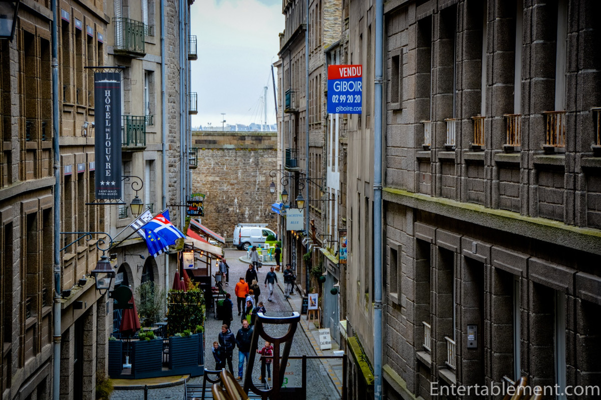 Thị trấn đã bị phá hủy 3/4 trong Thế chiến II, hầu hết công trình đều được xây dựng lại những năm 1950. Tuy nhiên, một số di tích lịch sử vẫn còn nguyên vẹn, như tháp Solidor có từ thế kỷ 14. Ảnh: Destination Saint-Malo, wikipedia, entertablement.