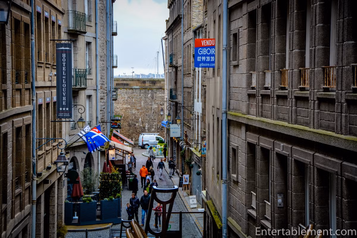 Thị trấn đã bị phá hủy 3/4 trong Thế chiến II, hầu hết công trình đều được xây dựng lại những năm 1950. Tuy nhiên, một số di tích lịch sử vẫn còn nguyên vẹn, như tháp Solidor có từ thế kỷ 14. Ảnh: Destination Saint-Malo, wikipedia, entertablement.