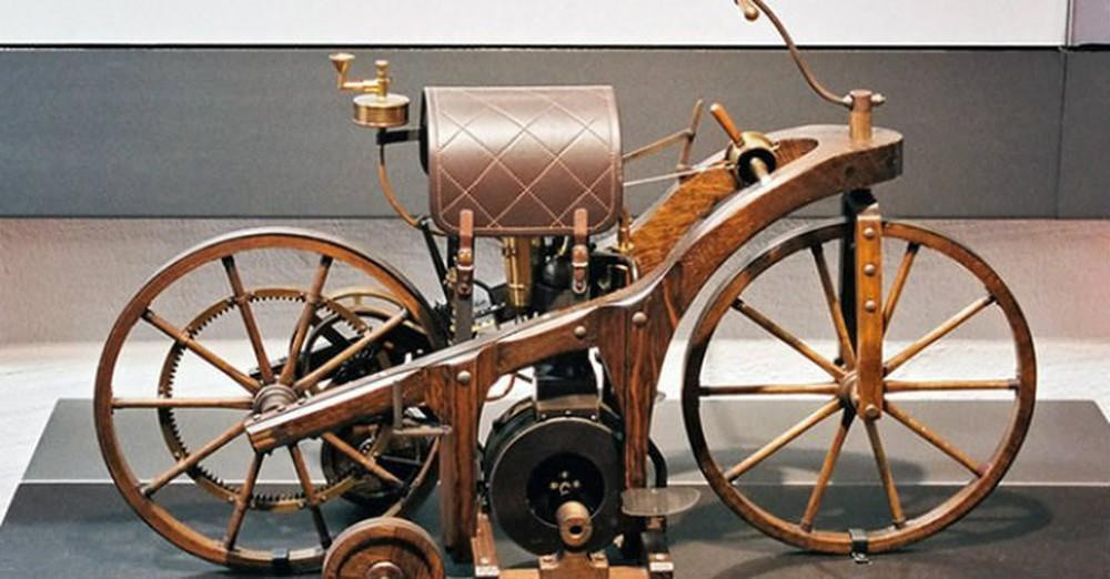 Baron Karl von Drais được cấp bằng sáng chế thương mại cho phát minh này vào năm 1818. Hàng nghìn chiếc đã được sản xuất chủ yếu tại thị trường Tây Âu và Bắc Mỹ nhưng vẫn còn một khuyết điểm là rất khó để có thể giữ thăng bằng khi điều khiển. Phát minh của Drais nhanh chóng bị người sử dụng từ chối do số lượng các vụ tai nạn ngày càng nhiều khiến chính quyền một số thành phố phải cấm sử dụng loại phương tiện này.