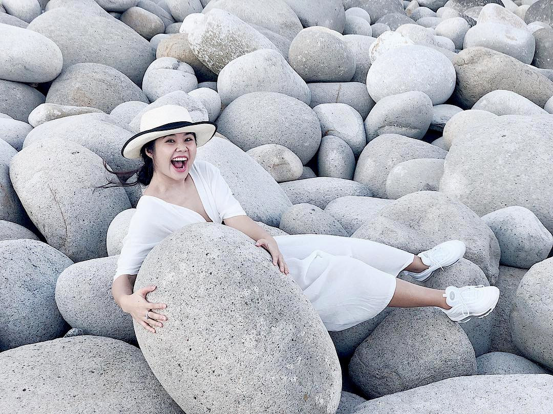  Đảo Bình Hưng thuộc TP Cam Ranh, tỉnh Khánh Hòa. Trên đảo có bãi đá trứng độc đáo, tuy không phải là bãi tắm lý tưởng, song lại là điểm chụp ảnh ấn tượng, thu hút đông giới trẻ check-in.