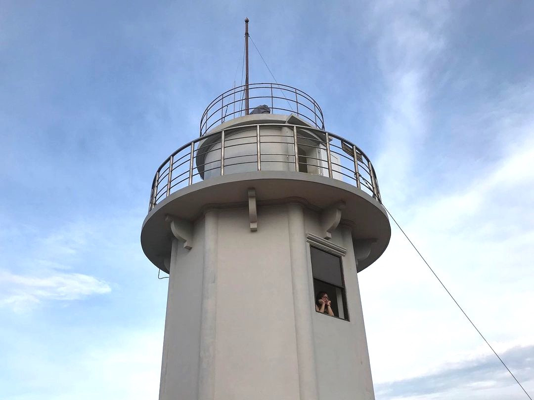 Theo trang thông tin của Tổng công ty Bảo đảm an toàn hàng hải miền Nam, hải đăng Hòn Chút được thiết lập vào năm 1988, với tháp đèn cao 16 m, tâm sáng khoảng 58 m. Công trình giúp tàu thuyền hoạt động trong vùng biển Khánh Hòa định hướng và xác định vị trí của mình.