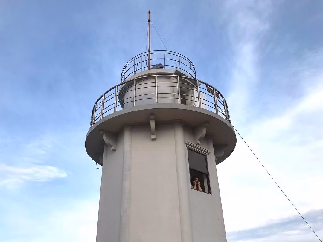 Theo trang thông tin của Tổng công ty Bảo đảm an toàn hàng hải miền Nam, hải đăng Hòn Chút được thiết lập vào năm 1988, với tháp đèn cao 16 m, tâm sáng khoảng 58 m. Công trình giúp tàu thuyền hoạt động trong vùng biển Khánh Hòa định hướng và xác định vị trí của mình.