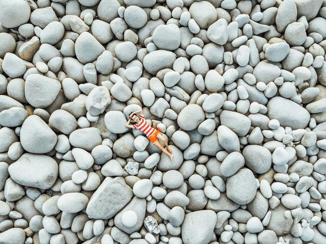 Đảo Bình Hưng có diện tích chưa đầy 2 km2, nằm trong vịnh nước sâu Cam Ranh, thuộc địa phận xã Cam Bình của TP Cam Ranh, tỉnh Khánh Hòa.