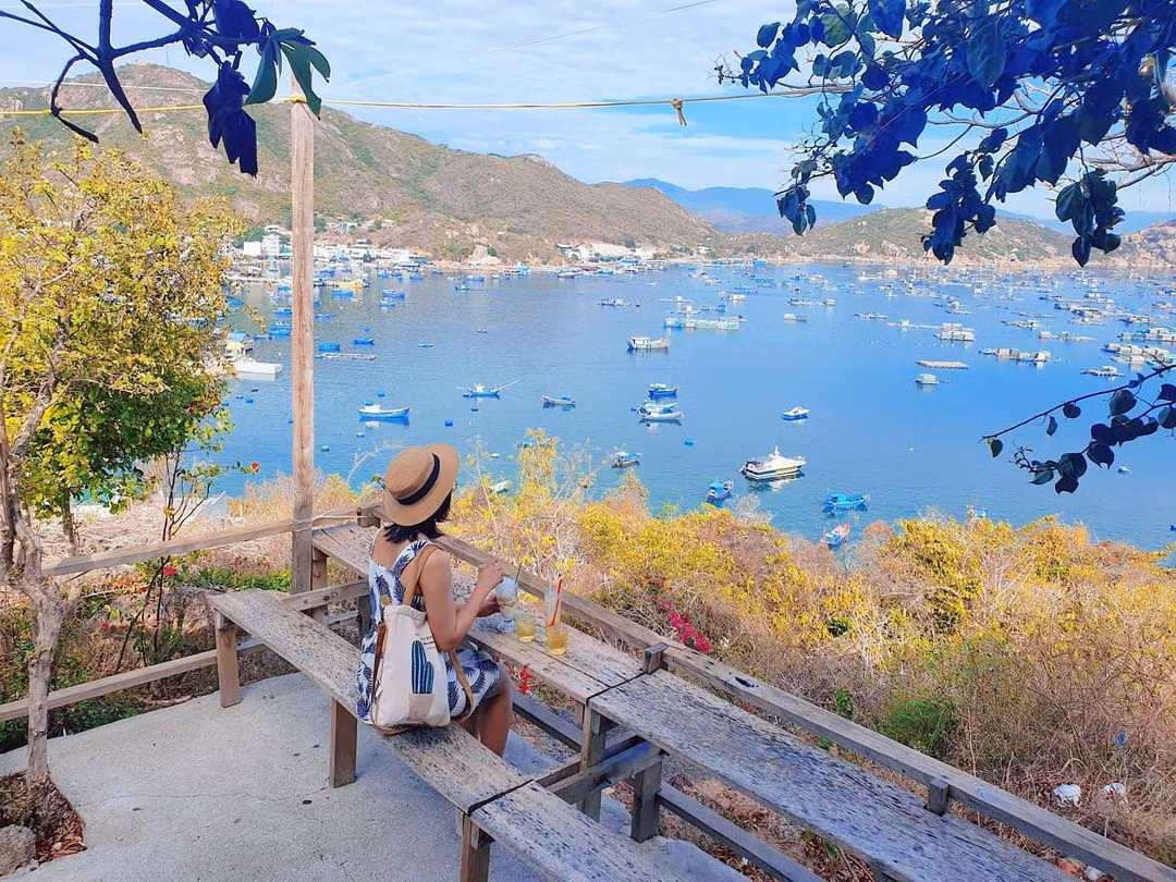 Ngoài đảo Bình Hưng, đảo Bình Ba cũng là điểm đến nổi tiếng khác ở Cam Ranh với vẻ đẹp hoang sơ, quyến rũ. Nơi đây cũng được ví như vương quốc tôm hùm, cho sản vật tôm hùm Bình Ba trứ danh.