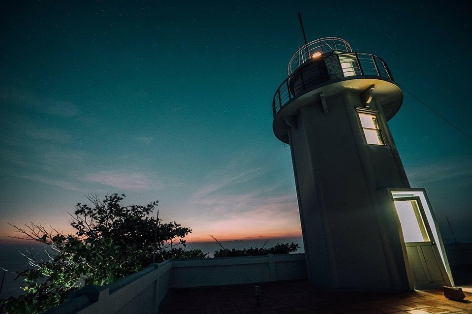 Trên đảo Bình Hưng có hải đăng Hòn Chút, cũng là địa điểm thu hút nhiều du khách. Hòn Chút vốn là tên gọi khác của đảo Bình Hưng, nên người ta lấy đó làm tên hải đăng.