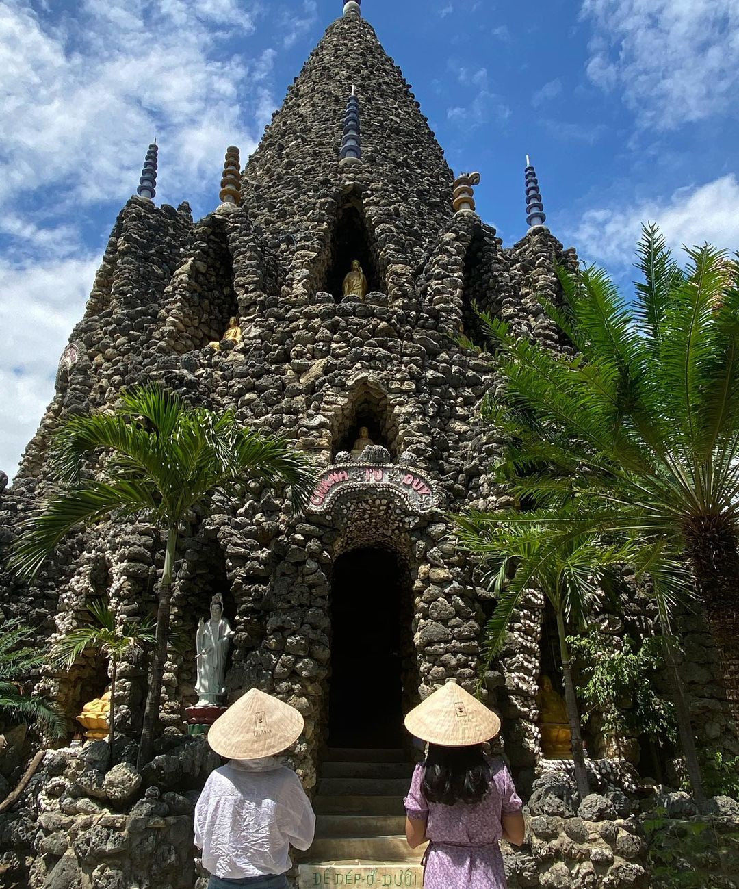 Đến Cam Ranh, du khách không thể bỏ qua cơ hội ghé thăm chùa Từ Vân, còn gọi chùa Ốc, nằm ngay trung tâm thành phố. Chùa có các công trình kiến trúc độc đáo, được xây dựng, trang trí từ nhiều loại đá san hô, vỏ sò, vỏ ốc... đặc trưng của vùng biển địa phương.