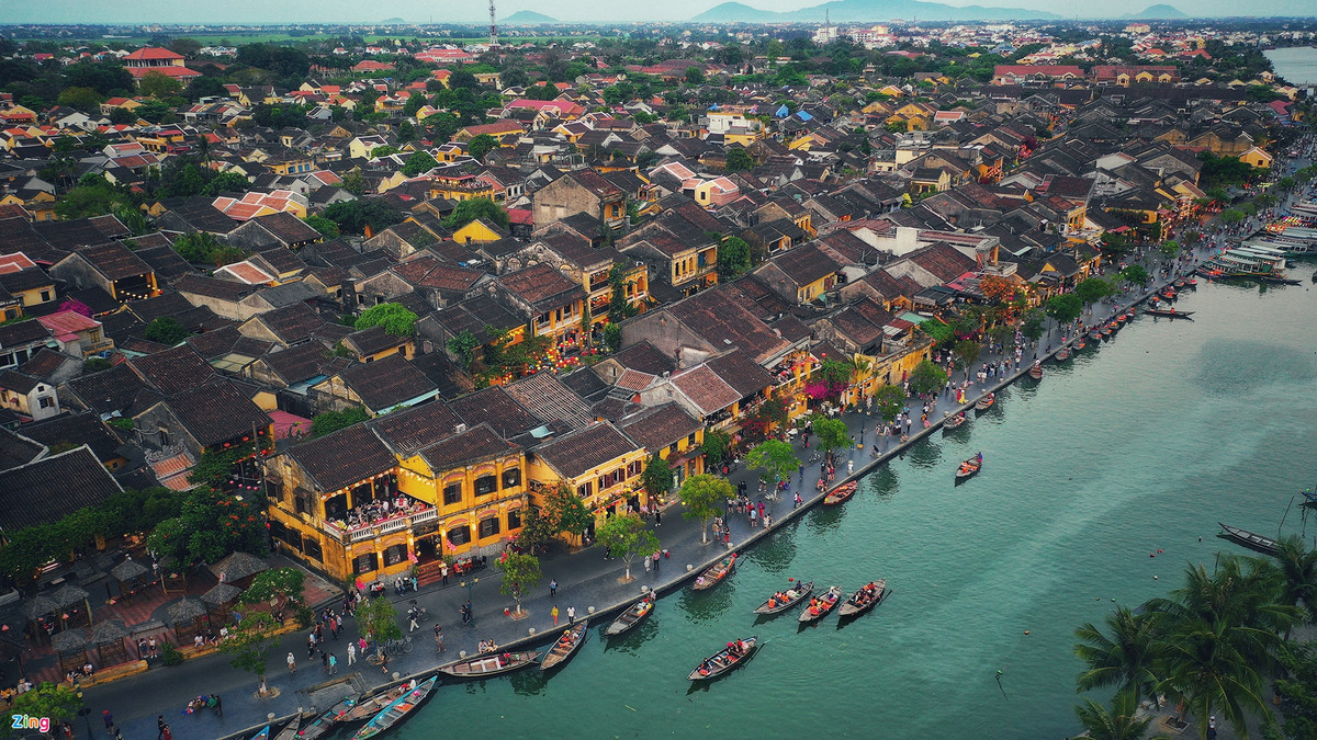 Thành phố Hội An (Quảng Nam) được bao bọc bởi những con kênh, cửa hiệu, đền chùa và biệt thự cổ kính. Không chỉ nổi tiếng với các công trình kiến trúc hấp dẫn và khu phố đầy màu sắc, Hội An còn thu hút du khách bằng những món ăn ngon. Du khách có thể ghé các nhà hàng ven sông hay gánh vỉa hè trên đường phố để nếm thử loạt đặc sản độc đáo. Ảnh: Hoàng Hà.