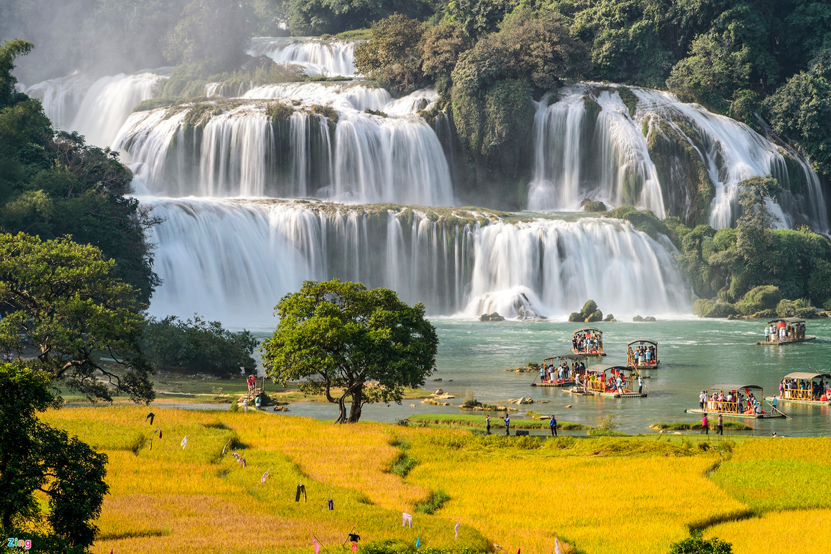 Cao Bằng sở hữu khung cảnh nên thơ của những ngọn đồi tươi tốt, thung lũng êm đềm và thác nước hùng vĩ. Khu vực này là nơi sinh sống của nhiều dân tộc thiểu số. Chợ ở đây có đầy đủ mặt hàng mang đậm sắc thái riêng của từng dân tộc. Cao Bằng chính là nơi du khách có cơ hội trải nghiệm cuộc sống của người dân miền núi ở Việt Nam. Ảnh: Hoàng Hải Thịnh.