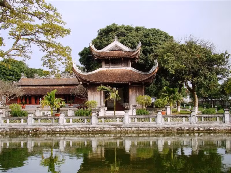 Đinh Lưu (1479-?) vốn người làng An Dật, huyện Thanh Lâm, phủ Thượng Hồng, thừa tuyên Hải Dương (nay thuộc xã Thái Tân, huyện Nam Sách, Hải Dương).