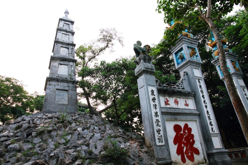 Nguyễn Văn Siêu cũng là người có công khởi xướng và tổ chức xây dựng Tháp Bút và Đài Nghiên ở Hồ Gươm. Ngọn Tháp Bút được xây dựng trên nền của núi Độc Tôn. Dưới chân Tháp Bút chính là Đài Nghiên, có khắc bài Minh của Nguyễn Văn Siêu.