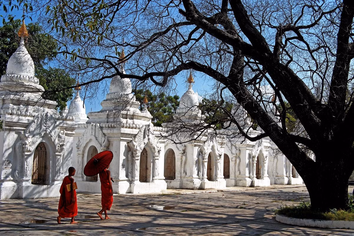 Mandalay là thành phố lớn thứ hai tại Myanmar, có chùa Kuthodaw nổi tiếng, nằm dưới chân đồi Mandalay. Chùa có cấu trúc giống chùa Shwezigon ở gần Bagan, sở hữu "cuốn sách" được xem là lớn nhất thế giới ở dạng các tấm đá cẩm thạch. Ảnh: Tourism In Myanmar.
