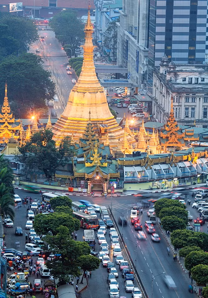  Chùa Sule ở trung tâm thành phố Yangon được cho là đã 2.600 năm tuổi, tức cổ xưa hơn cả chùa Shwedagon. Kiến trúc chùa đặc trưng bởi phần chóp vàng cao hơn 46 m và phần thân hình bát giác. Địa điểm này từng được sử dụng làm trung tâm để phát triển mạng lưới đô thị của thành phố. Ảnh: Alex Robinson.