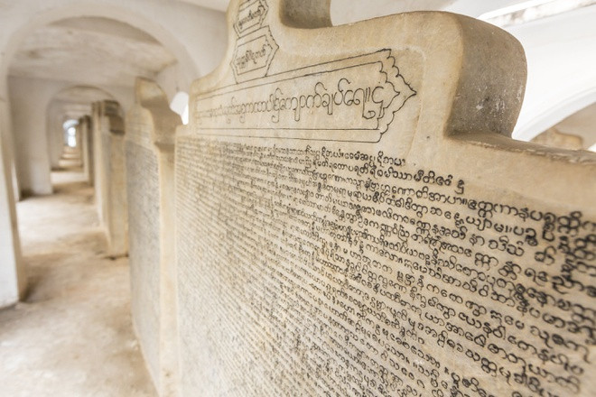 br/> Chùa Kuthodaw nổi tiếng ở Mandalay sở hữu "cuốn sách" được xem là lớn nhất thế giới, ở dạng 729 tấm đá cẩm thạch. Mỗi phiến được ghi trên cả 2 mặt với văn bản từ bộ Tam Tạng, một kinh điển Phật giáo được viết bằng tiếng Pali. Ảnh: Tourism In Myanmar.