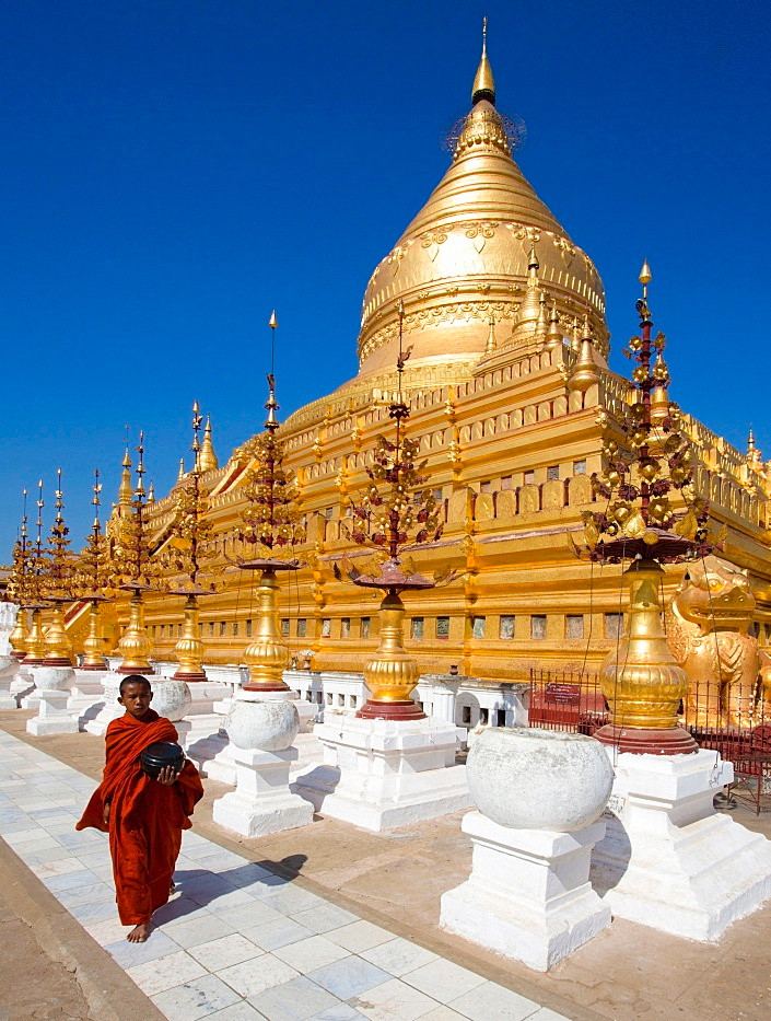 Chùa Shwezigon được bắt đầu xây dựng từ thời vua Anawrahta, khoảng năm 1059-1060. Tuy nhiên, đến tận đầu thế kỷ 12, khoảng năm 1102, dưới thời vua Kyansittha, con trai vua Anawrahta, việc xây dựng chùa mới hoàn thành. Từ đó đến nay, chùa bị hư hại và được cải tạo nhiều lần. Ảnh: Lee Frost.