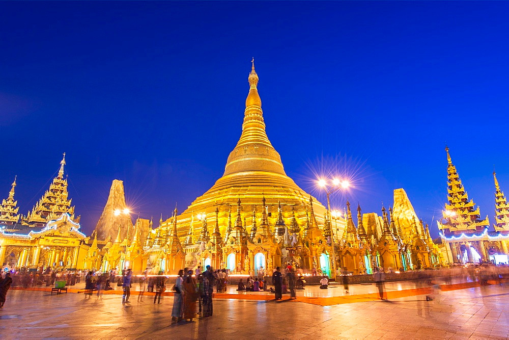 Chùa Shwedagon ở Myanmar có ngôi bảo tháp cao hơn 99 m, được dát vàng hoàn toàn và đính hơn 4.000 viên kim cương, đá quý lấp lánh trên đỉnh. Ngoài kiến trúc tráng lệ, chùa còn nổi tiếng là nơi lưu giữ tóc của Đức Phật cùng những thánh tích quý giá khác. Ảnh: Ed Rhodes.