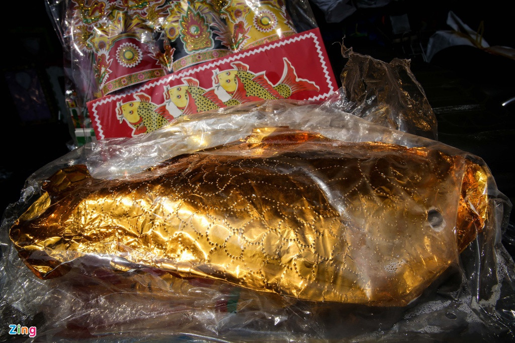 Theo đó, màu sắc của mũ và áo ông Công ông Táo sẽ được thay đổi hàng năm theo ngũ hành. Ví dụ năm hành kim thì mũ, áo có màu vàng; năm hành mộc thì mũ, áo có màu trắng; năm hành thủy thì mũ, áo có màu xanh; năm hành hỏa thì mũ, áo có màu đỏ, năm hành thổ thì mũ, áo có màu đen. Để không quá phưc tạp, đôi khi, nhiều gia đình chỉ cúng tượng trưng một mũ ông Công (có hai cánh chuồn) và kèm theo một chiếc áo, một đôi hài bằng giấy. Ảnh: Liêu Lãm.