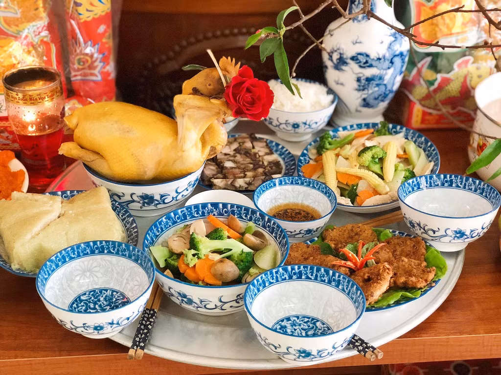 Bên cạnh mũ áo, cá chép, tiền vàng, khi chuẩn bị lễ cúng ông Công ông Táo, bạn cần làm mâm cỗ mặn. Mâm cỗ cúng 23 tháng Chạp không cần quá cầu kỳ nhưng phải đảm bảo sự chỉn chu, trang trọng nhằm thể hiện tấm lòng của gia chủ. Một mâm cỗ mặn cúng ông Táo thường bao gồm những đồ sau: đĩa gạo, muối, thịt lợn luộc hoặc gà ngậm hoa hồng, bát canh mọc hoặc canh măng, đĩa xào thập cẩm, đĩa giò, xôi gấc hoặc bánh chung, hoa quả và rượu... Ảnh: Quỳnh Trang.