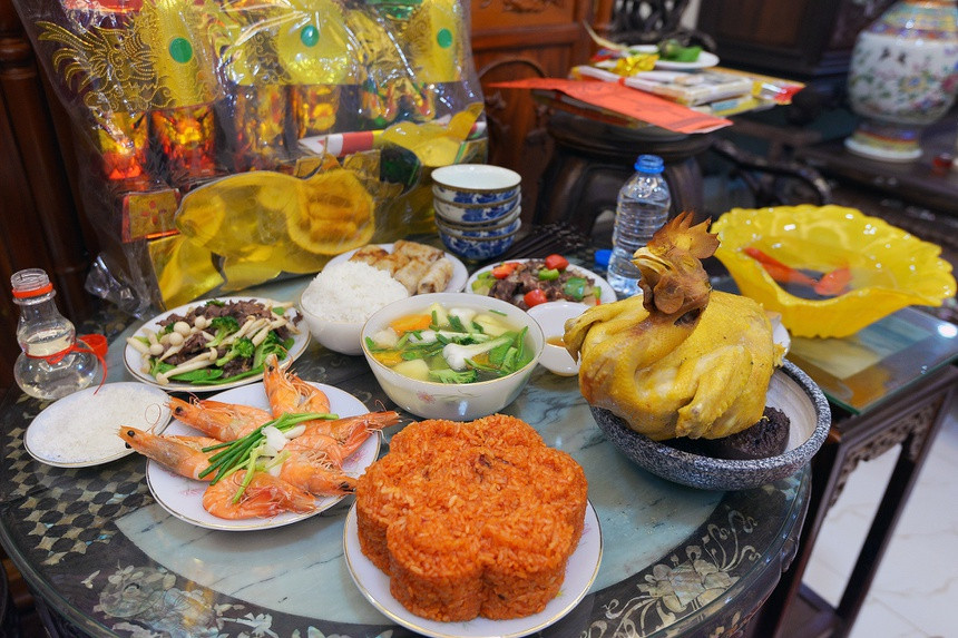 Ngày nay, trên thực tế, mâm cỗ cúng ông Công ông Táo đã được đơn giản đi rất nhiều, không bắt buộc phải có đủ các món như mâm cỗ truyền thống. Các gia đình có thể tùy chỉnh các món ăn trong mâm cỗ cúng sao cho phù hợp với văn hóa vùng miền, điều kiện kinh tế cũng như khẩu vị. Ảnh: Vũ Thanh Hoan.