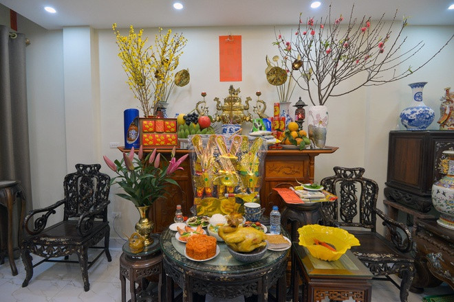 Một trong những lễ vật không thể thiếu trong lễ cúng 23 tháng Chạp truyền thống là bộ ông Công ông Táo. Thông thường, bộ ông Công ông Táo đầy đủ sẽ bao gồm: 3 chiếc mũ, 3 đôi giày, 3 bộ áo, 3 con cá chép giấy. Mũ dành cho Táo ông thường có 2 cánh chuồn, mũ dành cho Táo bà không có cánh chuồn. Những chiếc mũ này được trang trí bằng các gương nhỏ hình tròn lóng lánh và dây kim tuyến. Ảnh: Quỳnh Trang.