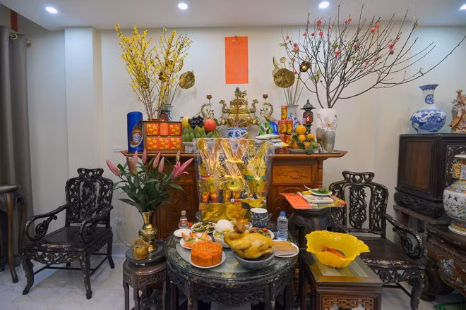 Một trong những lễ vật không thể thiếu trong lễ cúng 23 tháng Chạp truyền thống là bộ ông Công ông Táo. Thông thường, bộ ông Công ông Táo đầy đủ sẽ bao gồm: 3 chiếc mũ, 3 đôi giày, 3 bộ áo, 3 con cá chép giấy. Mũ dành cho Táo ông thường có 2 cánh chuồn, mũ dành cho Táo bà không có cánh chuồn. Những chiếc mũ này được trang trí bằng các gương nhỏ hình tròn lóng lánh và dây kim tuyến. Ảnh: Quỳnh Trang.