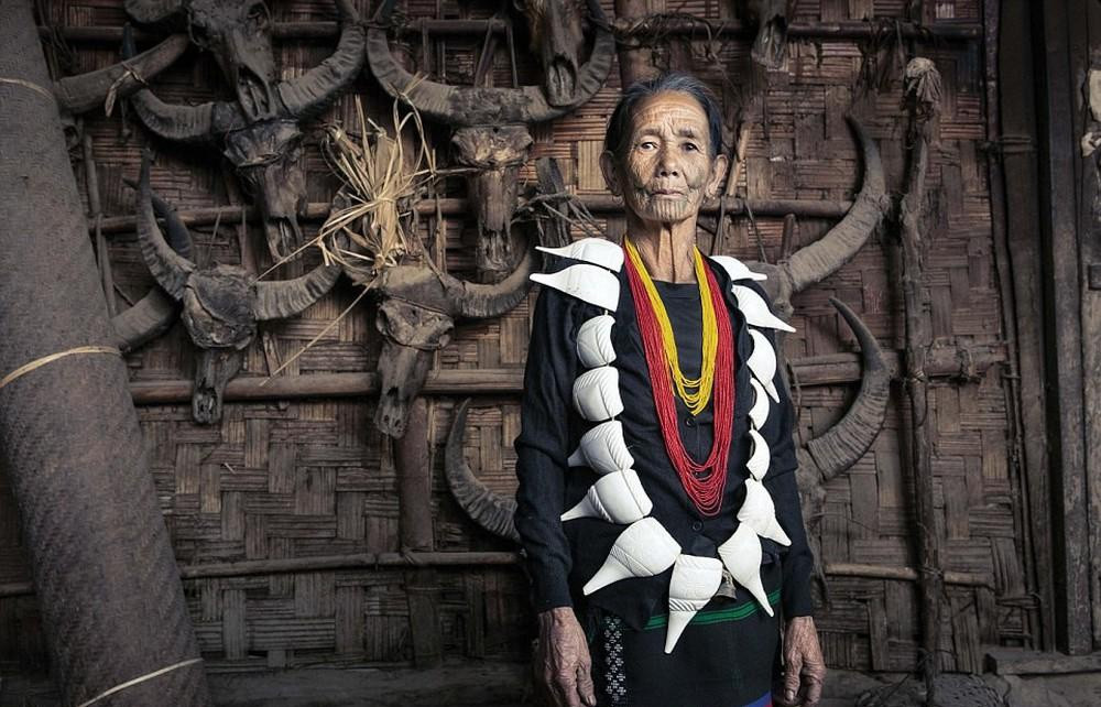 Săn bắn là hình thức kiếm sống chủ yếu của người Konyak Naga. Những con thú săn được là nguồn thực phẩm chính của họ.