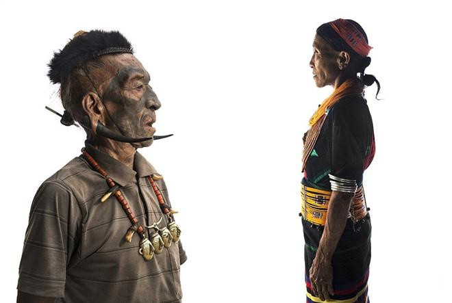 Theo Daily Mail, người Konyak Naga là một trong những bộ tộc thiểu số sống ở Ấn Độ. Mỗi ngôi làng của người Konyak Naga đều được trị vì bởi một vị vua - chiến binh giỏi và dũng cảm nhất có đặc quyền xăm hình trên ngực hoặc mặt, tùy theo phong tục từng ngôi làng.