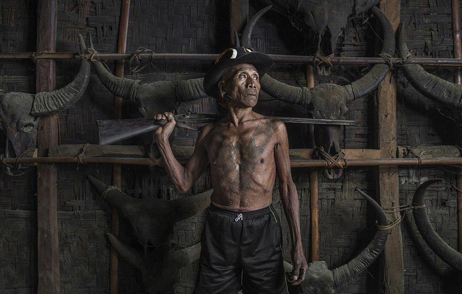 Theo BBC, đàn ông và phụ nữ bộ tộc Konyak Naga cắm sừng lên tai. Theo đó, đàn ông sẽ cắm vào tai những chiếc sừng to lớn. Phụ nữ, sau khi có chồng, sẽ khoét hai lỗ trên vành tai và cắm hai cái sừng làm từ lông nhím. Khi sinh con, phụ nữ Konyak Naga còn xăm những vòng tròn theo bắp chân, đầu gối như một cách đánh dấu cột mốc quan trọng trong cuộc đời.