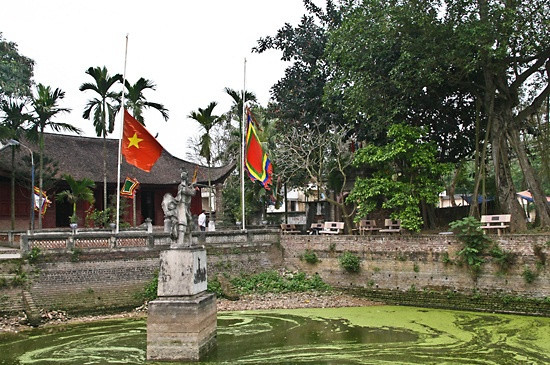  Cao Lỗ (?-179 TCN) còn có những tên gọi khác như Cao Nỗ, Cao Thông, Đại Nam Đô Nỗ Thạch Thần... Ông quê ở xã Càn Đức, huyện Gia Bình, tỉnh Bắc Ninh ngày nay. 